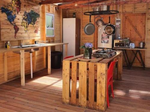 豪格斯拜克The Magical Teepee Experience的一间厨房,内设木墙和桌子