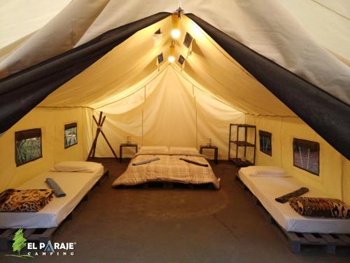 皮里韦维El Paraje Camping的一个大帐篷,里面设有两张床
