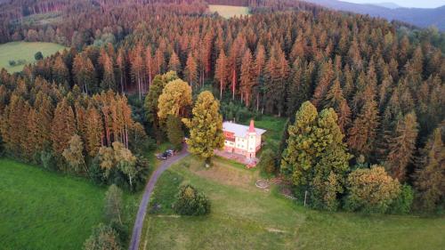 霍捷索瓦斯特拉Turistická ubytovna Zámeček的森林中间房屋的空中景观