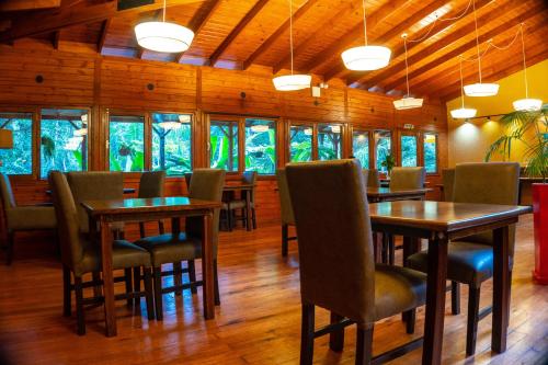 伊瓜苏港塞尔瓦德劳瑞尔酒店的用餐室设有桌椅和窗户。