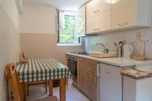 茨雷斯Rooms Ljubica的一个带桌子和水槽的小厨房