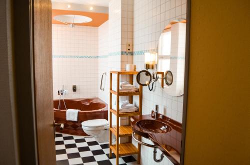 普罗布斯特采拉沃克斯之家-包豪斯酒店的带浴缸、卫生间和盥洗盆的浴室