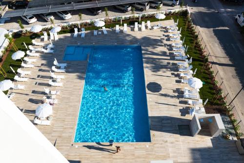比比翁Life Hotel的享有带遮阳伞和椅子的游泳池的顶部景致