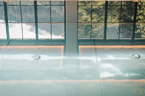 齐勒河谷采尔布劳酒店的带浴缸的窗户客房
