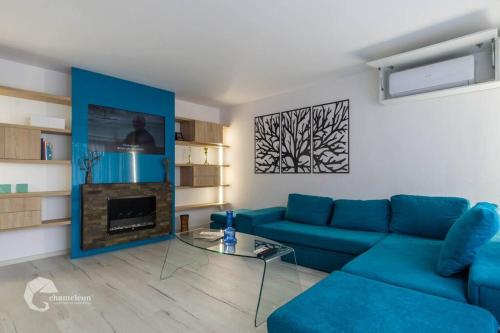 奥内什蒂Apartament luxos în Onești的客厅设有蓝色的沙发和壁炉