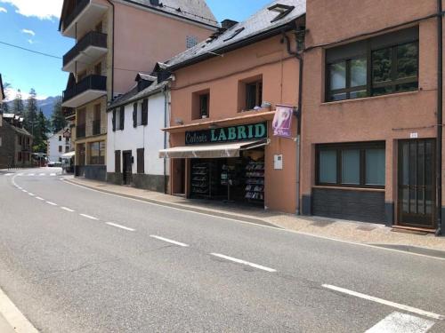 莱斯Alojamiento Karina的街道上,建筑物的一侧有商店