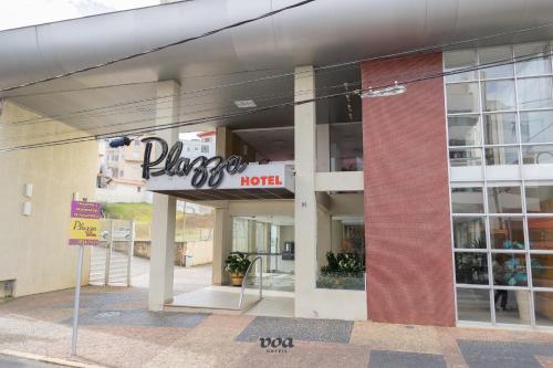 阿瓜斯迪林多亚VOA Plazza Hotel的前面有标志的酒店