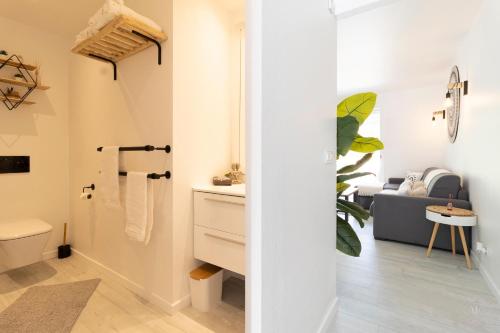 Anse Marcel Kaffa50 - Plage& 3Piscines - Anse Marcel的客房内设有带水槽和卫生间的浴室