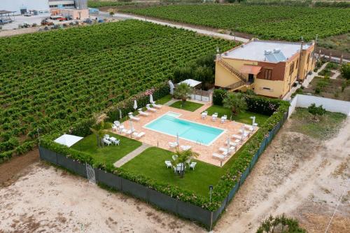 阿尔卡莫Alle Vigne Affittacamere的享有房子空中景色,在田野设有一个游泳池