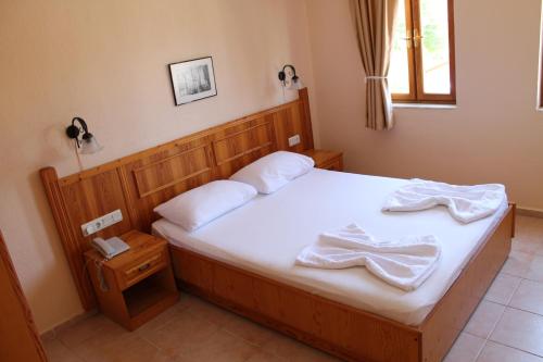 锡德纳尔公寓式酒店的一间卧室配有一张床,上面有两条毛巾