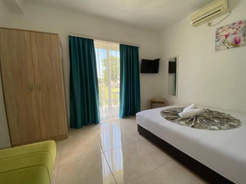 乌尔齐尼Apartments Vila Sara M的一间卧室设有一张床和一个大窗户