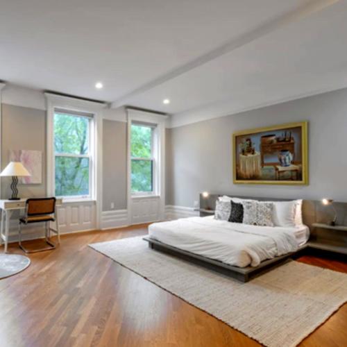 纽约Spectacular vacation home with excellent location in New York的卧室配有1张床、1张桌子和1把椅子