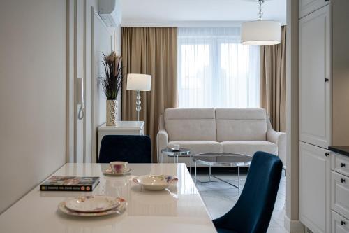 尤尼埃Apartamenty Prestige Mielno-Uniescie的客厅配有桌子和沙发