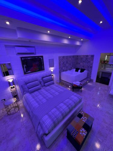 法萨诺GianLuis Luxury Suites的一间大卧室,配有一张大床和一张沙发