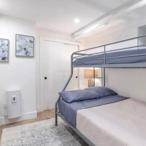 纽约Modern Holiday Apartment with Strategic Location in New York的一间卧室配有一张带蓝色枕头的双层床