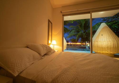 托卢Quinta del Mar La Joya的一间卧室设有一张床和一个大窗户