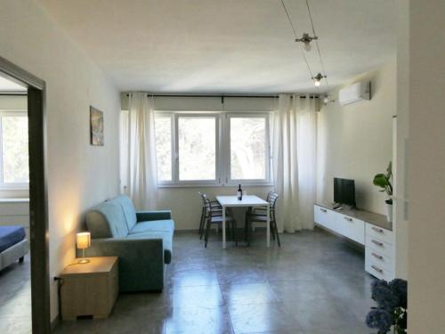 毕博纳的码头卡萨帝卡恰公寓的客厅配有沙发和桌子