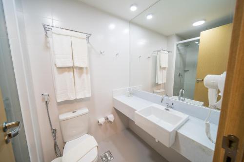 福塔莱萨Stop Way Hotel Fortaleza的一间带卫生间、水槽和镜子的浴室