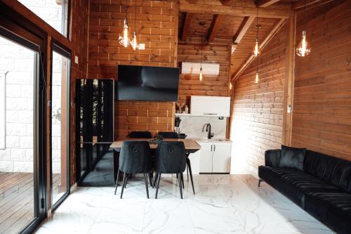 Buq‘ātāGrand Golan Cabins的厨房以及带桌椅的用餐室。