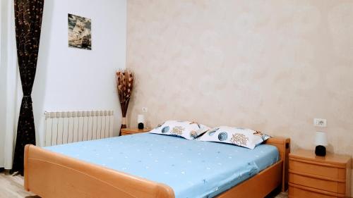 北马马亚-讷沃达里Apartament Muzea Mamaia Nord的一间卧室配有一张带两个枕头的床