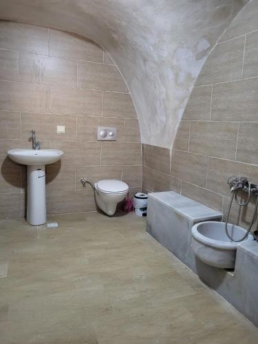 Tarihi ulu cami yanı Tarih çift kişilik oda的一间浴室
