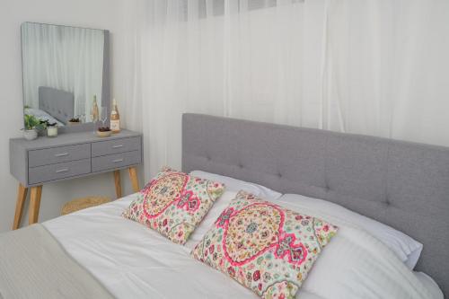 尼夫佐哈PRINCESS of the Dead Sea by CROWN的一间卧室配有一张带两个枕头的床