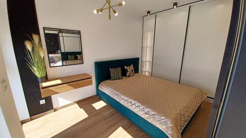 卡托维兹Kima Apartament Bażantów 44的一间卧室配有一张蓝色床头板的床