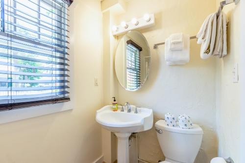 基韦斯特Key Lime Calypso的一间带水槽、卫生间和镜子的浴室