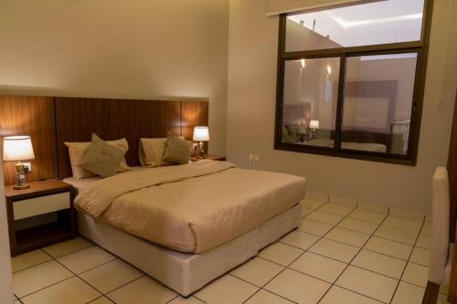 达曼forsana resort的一间卧室设有一张大床和一个窗户。