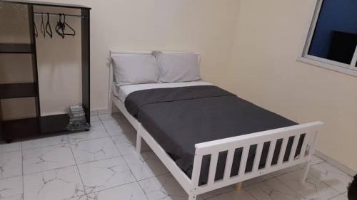 BrikamaMatano Guest House的黑白间里的一张床位