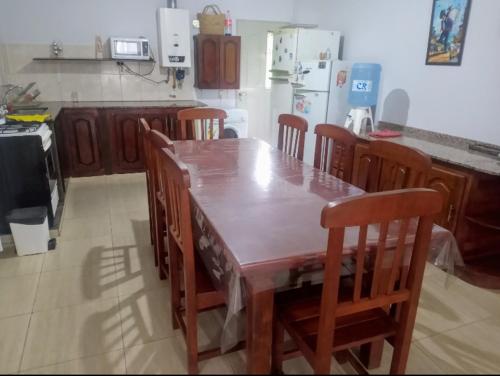圣哈维尔Casa en Las Tapias cerca de Villa de Las Rosas的厨房配有大型木桌和椅子