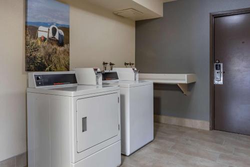 贝克城Best Western Sunridge Inn & Conference Center的洗衣房配有2个盥洗盆和1个盥洗盆