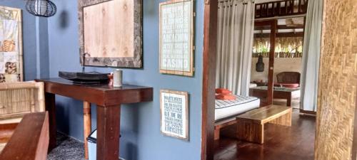 Gili GedeTanjungan的一间拥有蓝色墙壁、桌子和长凳的房间
