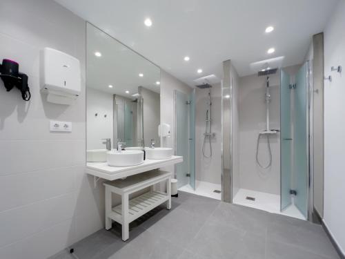 庞特维德拉Hostel Charino的白色的浴室设有水槽和淋浴。