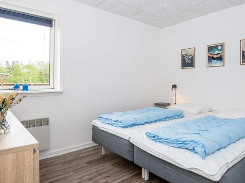斯凯恩Holiday home Skjern XIX的一间卧室配有一张带蓝色枕头的床。