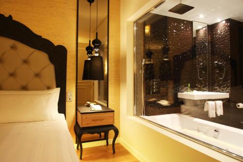 Pedroso丝绸汽车旅馆的酒店客房配有一张床和浴缸。