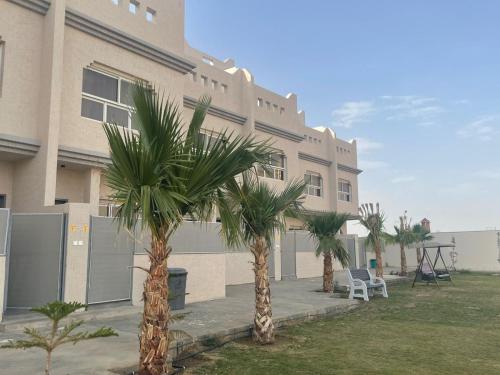 艾卜哈منتجع فلل السيف الفندقية的一座棕榈树建筑