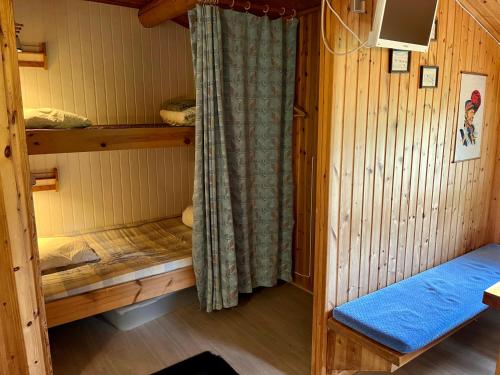 FjällhalsenFjällhalsen Cottages的小屋内带两张双层床的客房
