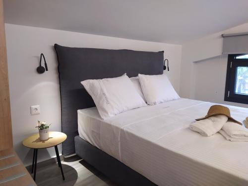 奥马斯帕纳吉亚斯Flâneur apartments的卧室配有带白色枕头的大床