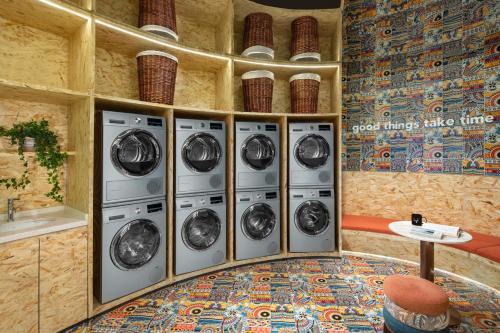 西安西安lyf大雁塔共享公寓酒店(大雁塔大唐不夜城店)的房间里的一捆洗衣机