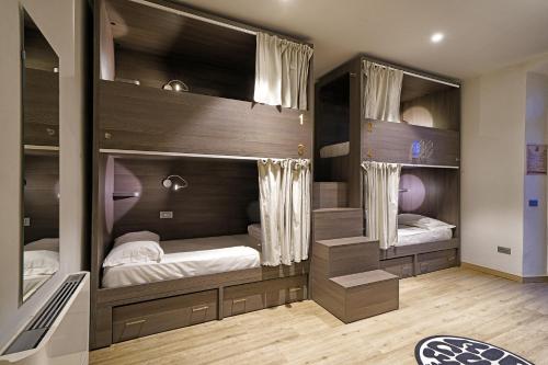 坎皮奥内·德尔·加尔达"La Locanda" Campione del Garda的一间卧室配有两张双层床。