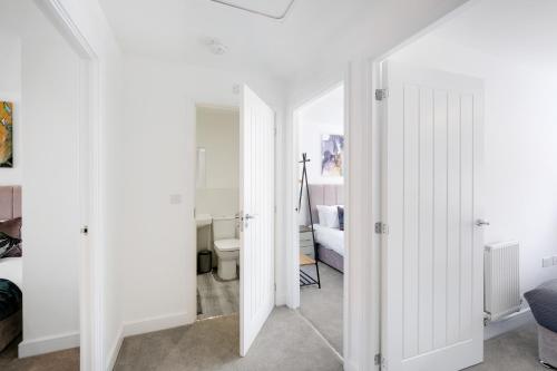 艾尔斯伯里Modern 5 Bedroom 3 Bathroom Serviced House Aylesbury with parking By 360Stays的相册照片