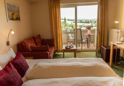 黑尔斯布鲁克高思特奥夫谷内鲍姆蓝德酒店的酒店客房设有床和客厅。