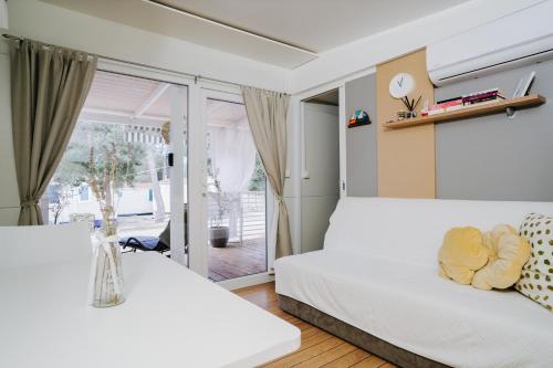 比奥格勒·纳·莫鲁Mobile home RENE的卧室配有白色的床和窗户。
