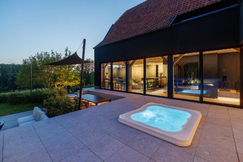 Holiday Home L'O Reine - with luxury wellness内部或周边的泳池