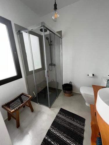 拉桑塔Casa Nusa的带淋浴、卫生间和盥洗盆的浴室