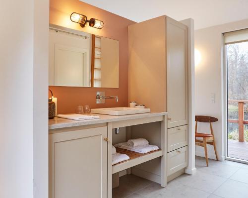 吉利勒杰吉勒里亚巴德酒店的一间带水槽和镜子的浴室