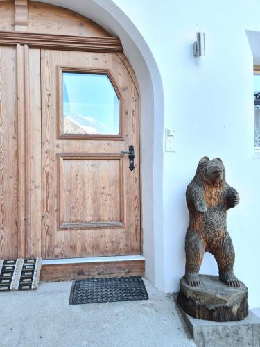 圣玛利亚瓦尔姆斯塔尔Lumpaz的站在门前的熊雕像