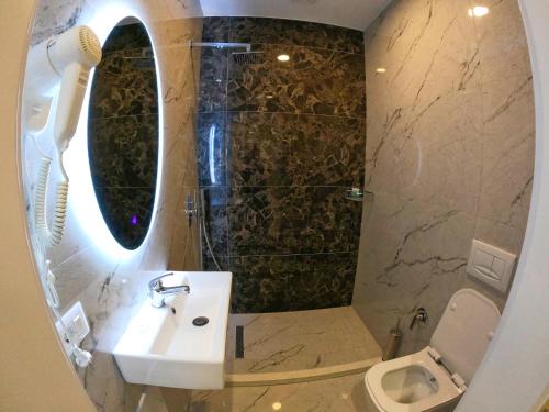 BulqizëHOTEL BRAXTON的一间带水槽、卫生间和镜子的浴室