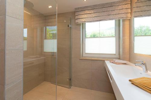 阿特湖畔施泰因巴赫巴德尔公寓的带淋浴、浴缸和盥洗盆的浴室